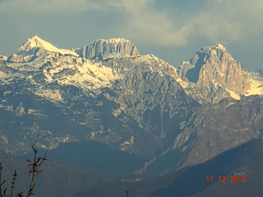 Al centro, in primo piano, Monti de sole - in secondo piano, da sn a ds, Croda Granda m 2849 - Marmolada 3343 -  Agner 2872