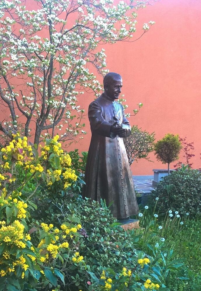 S. L.Orione, con Mahonia (fiori gialli) e Cornus florida (fiori bianchi)